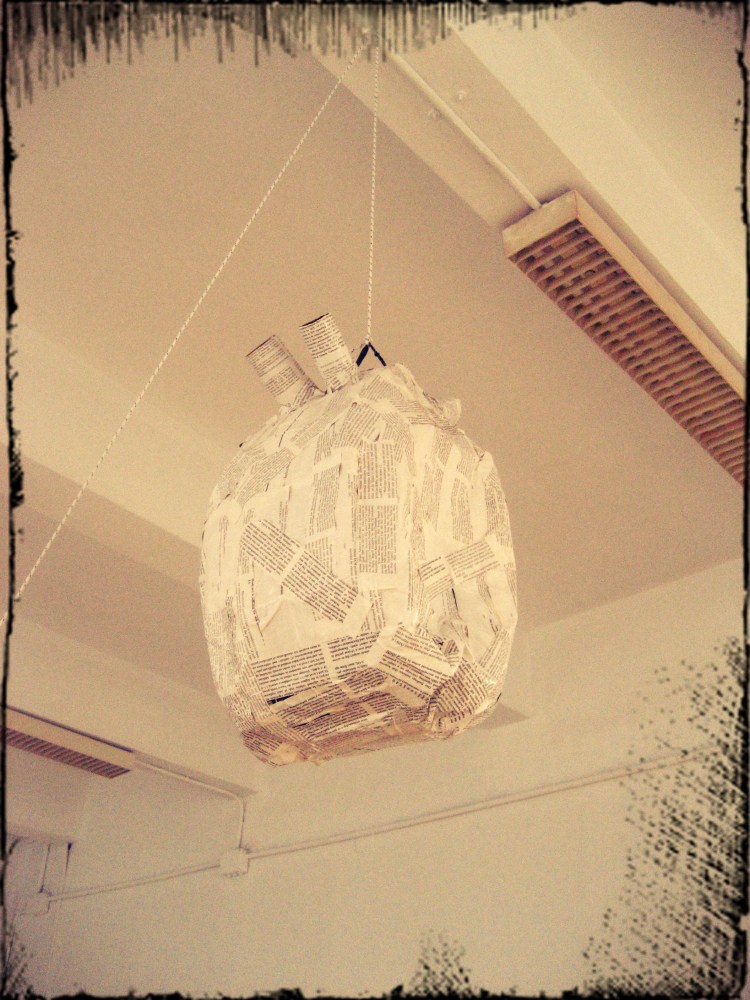 Piñata-corazón con tiras de revistas científicas, de J. Magalhães para O Ollo da Arte