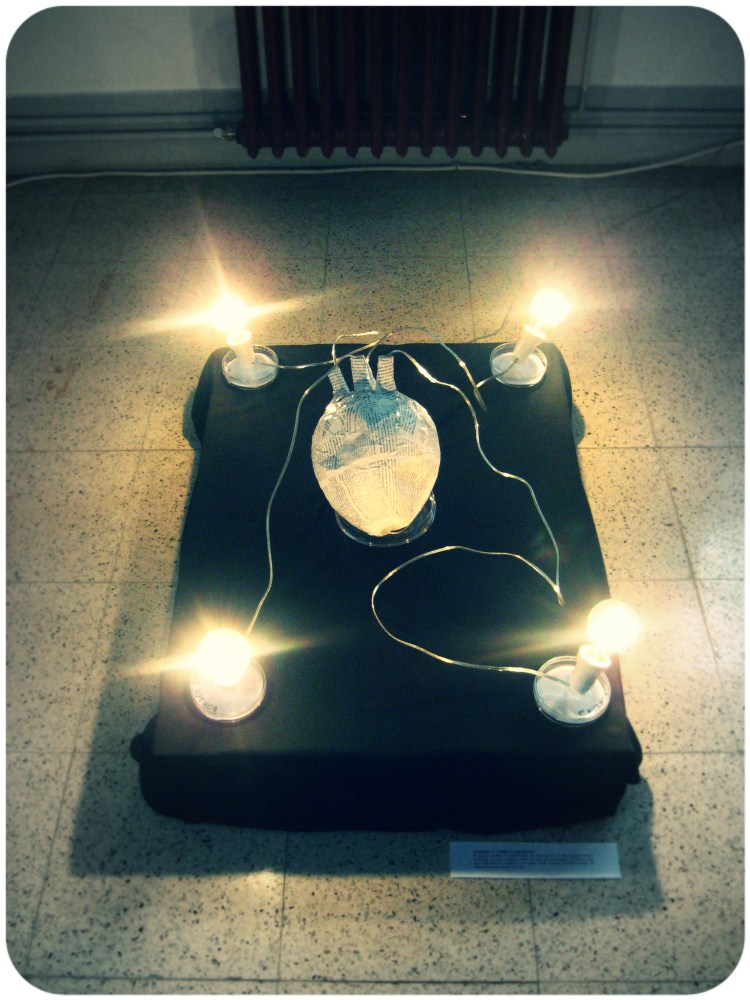 Circuçito con corazón de anacos de revistas científicas, feito por J. Magalhães para O Ollo da Arte