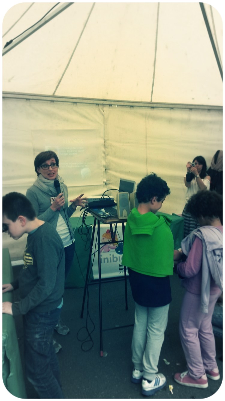 A doutora Eva Poveda na charla Quieres ser científic@?, sobre virus da SIDA