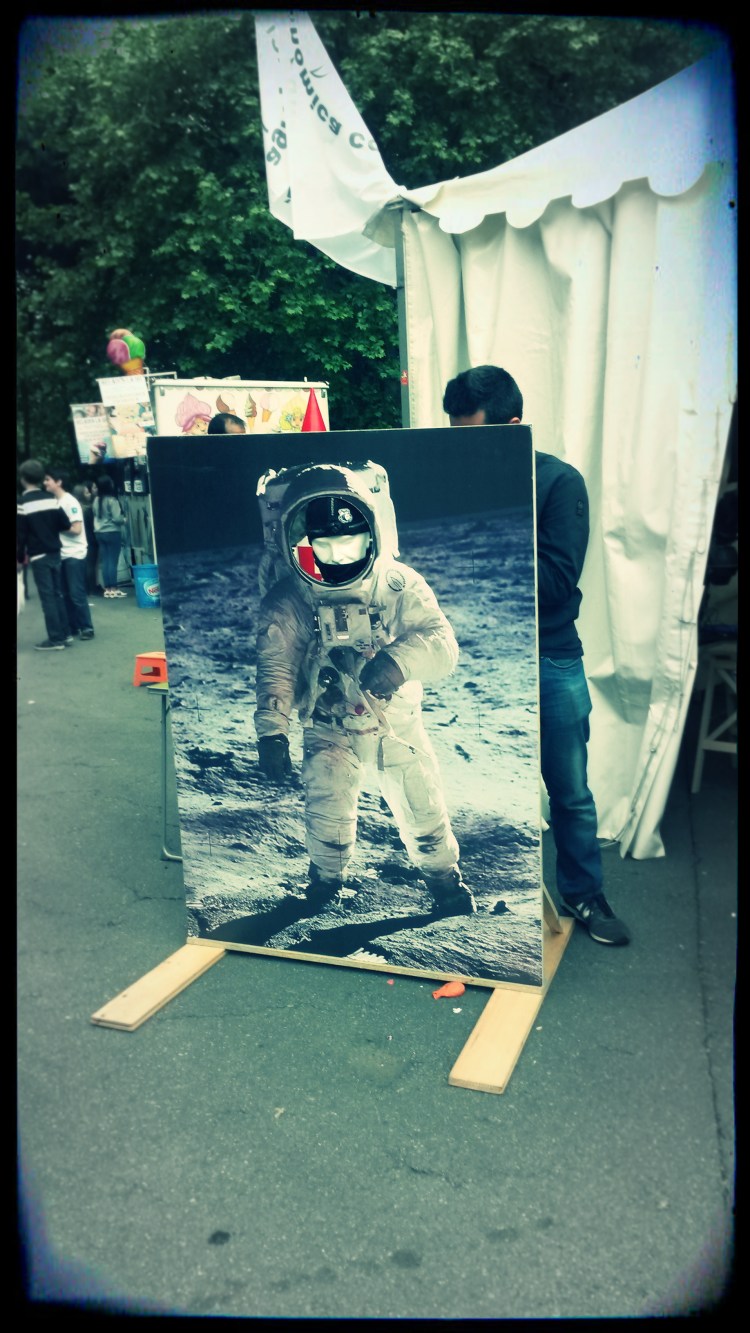 o observador de incógnito posando como lunático