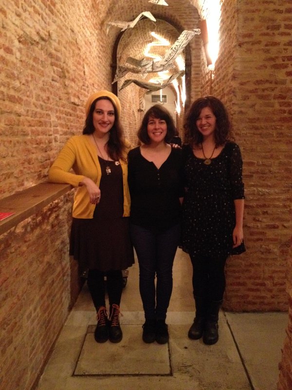 tinta roja con sofia e ana.jpg